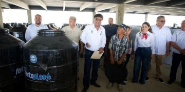 CUMPLE PRESIDENTE MUNICIPAL DE LOS CABOS EL COMPROMISO CON 150 FAMILIAS DE CSL AL HACER ENTREGA DE TINACOS.