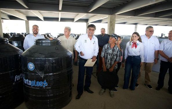 CUMPLE PRESIDENTE MUNICIPAL DE LOS CABOS EL COMPROMISO CON 150 FAMILIAS DE CSL AL HACER ENTREGA DE TINACOS.