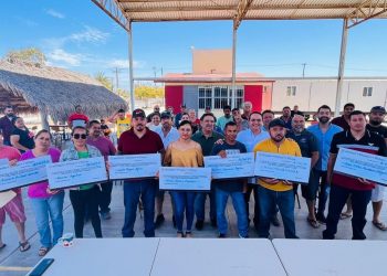 ENTREGA VMCC ESTÍMULOS A PERSONAL DE APOYO Y ASISTENCIA A LA EDUCACIÓN EN BCS