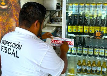 PERSONAL DE INSPECCIÓN FISCAL REALIZA RECORRIDOS POR NEGOCIOS PARA COMPROBAR QUE CUMPLAN CON SUS LICENCIAS DE FUNCIONAMIENTO