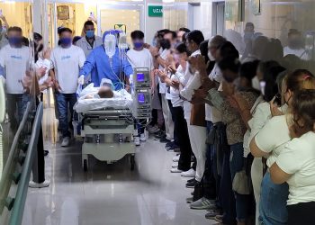 DESPIDEN ENTRE APLAUSOS A MUJER DONADORA DE ÓRGANOS EN EL HOSPITAL GENERAL DE ZONA CON MEDICINA FAMILIAR No. 1 EN LA PAZ