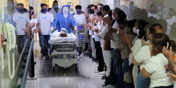 DESPIDEN ENTRE APLAUSOS A MUJER DONADORA DE ÓRGANOS EN EL HOSPITAL GENERAL DE ZONA CON MEDICINA FAMILIAR No. 1 EN LA PAZ