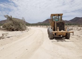 SERVICIOS PÚBLICOS TRABAJA EN NIVELACIÓN Y RASTREO DE VIALIDADES DE TERRACERÍA DE LOS CABOS