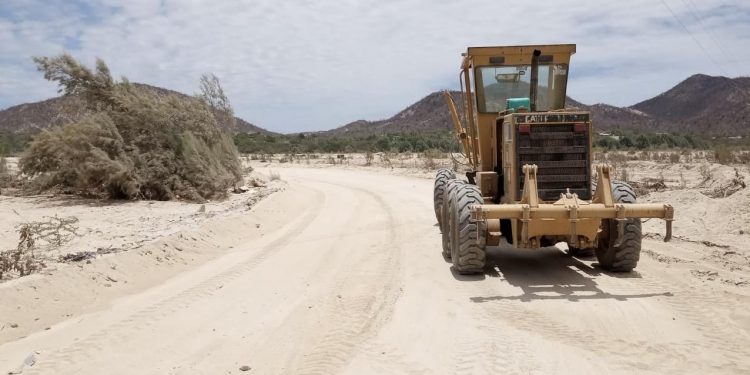 SERVICIOS PÚBLICOS TRABAJA EN NIVELACIÓN Y RASTREO DE VIALIDADES DE TERRACERÍA DE LOS CABOS