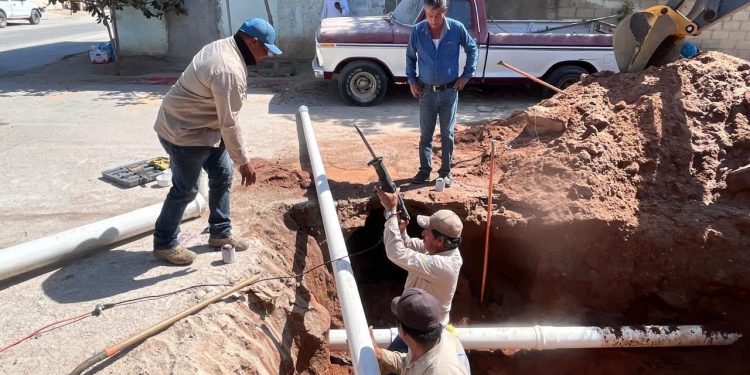 OOMSAPAS LOS CABOS REALIZA TRABAJOS PARA ASEGURAR EL TANDEO Y MEJORAR LA PRESIÓN EN LA COLONIA LAS PALMAS DE CSL