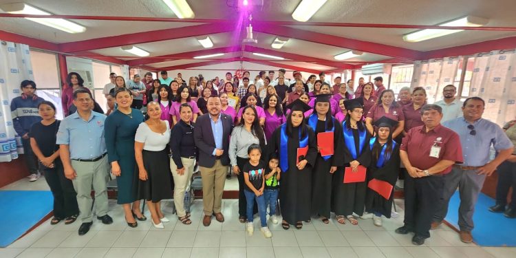 EGRESAN CON ÉXITO 100 PERSONAS DE CECATI 106 DE SAN JOSÉ DEL CABO