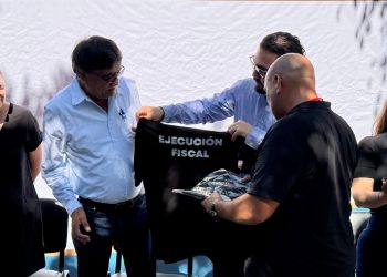ENTREGA ALCALDE DE LOS CABOS OSCAR LEGGS CASTRO 105 UNIFORMES A INSPECTORES Y PERSONAL ADMINISTRATIVO DEL PALACIO MUNICIPAL