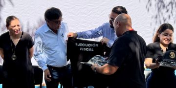 ENTREGA ALCALDE DE LOS CABOS OSCAR LEGGS CASTRO 105 UNIFORMES A INSPECTORES Y PERSONAL ADMINISTRATIVO DEL PALACIO MUNICIPAL