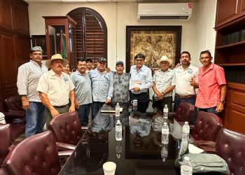ENCABEZÓ REUNIÓN EL PRESIDENTE MUNICIPAL DE LOS CABOS OSCAR LEGGS CASTRO CON EL ENCARGADO DE LA DIRECCIÓN DE PESCA Y REPRESENTANTES DE COOPERATIVAS PESQUERAS
