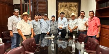 ENCABEZÓ REUNIÓN EL PRESIDENTE MUNICIPAL DE LOS CABOS OSCAR LEGGS CASTRO CON EL ENCARGADO DE LA DIRECCIÓN DE PESCA Y REPRESENTANTES DE COOPERATIVAS PESQUERAS