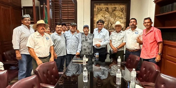 ENCABEZÓ REUNIÓN EL PRESIDENTE MUNICIPAL DE LOS CABOS OSCAR LEGGS CASTRO CON EL ENCARGADO DE LA DIRECCIÓN DE PESCA Y REPRESENTANTES DE COOPERATIVAS PESQUERAS