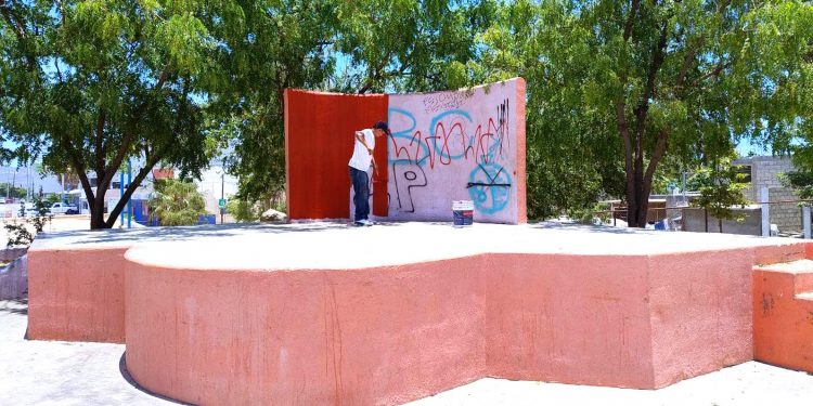 PERSONAL DE OBRAS PÚBLICAS TRABAJA PARA MEJORAR PARQUES PÚBLICOS DE CSL