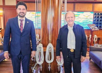 SE REUNE TITULAR DE API-BCS CON SECRETARIO DE MARINA