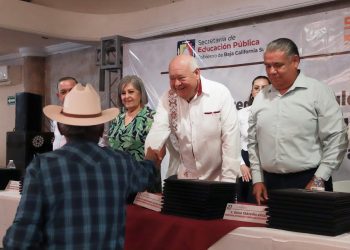 ENTREGA VMCC ESTÍMULOS A PERSONAL DE APOYO Y ASISTENCIA A LA EDUCACIÓN EN BCS