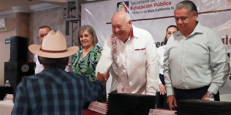 ENTREGA VMCC ESTÍMULOS A PERSONAL DE APOYO Y ASISTENCIA A LA EDUCACIÓN EN BCS