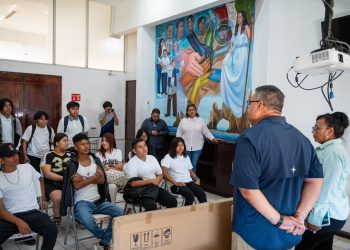 GOBIERNO DE LOS CABOS ENTREGÓ MATERIAL ESCOLAR Y APOYOS A LA PREPARATORIA MOCTEZUMA ILHUILCAMINA EN CSL.