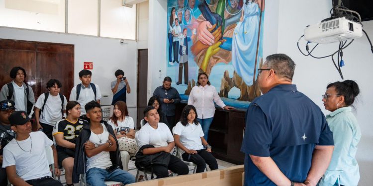 GOBIERNO DE LOS CABOS ENTREGÓ MATERIAL ESCOLAR Y APOYOS A LA PREPARATORIA MOCTEZUMA ILHUILCAMINA EN CSL.