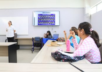 ESTUDIANTES Y PERSONAL DE LA UABCS SE CAPACITA EN LA LENGUA DE SEÑAS MEXICANA