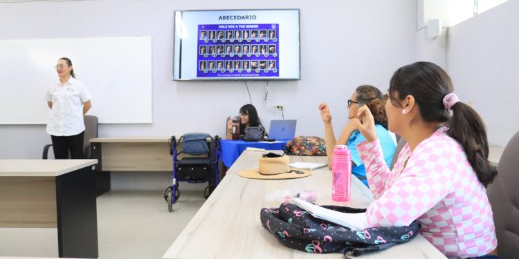 ESTUDIANTES Y PERSONAL DE LA UABCS SE CAPACITA EN LA LENGUA DE SEÑAS MEXICANA