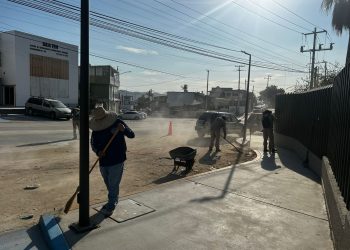 REALIZO SERVICIOS PÚBLICOS LIMPIEZA EN LA AVENIDA TECNOLÓGICO, CERCA DE LA CLÍNICA DEL INSTITUTO DEL SEGURO SOCIAL, EN LA COLONIA GUAYMITAS DE SAN JOSÉ DEL CABO