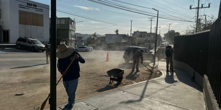 REALIZO SERVICIOS PÚBLICOS LIMPIEZA EN LA AVENIDA TECNOLÓGICO, CERCA DE LA CLÍNICA DEL INSTITUTO DEL SEGURO SOCIAL, EN LA COLONIA GUAYMITAS DE SAN JOSÉ DEL CABO