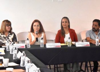 SUPERVISA GOBERNADOR DE BCS OBRAS   DE MEJORAMIENTO URBANO EN MULEGÉ