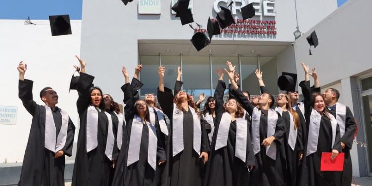 CELEBRA SEDIF GRADUACIÓN DE PROFESIONALES EN TERAPIA FÍSICA