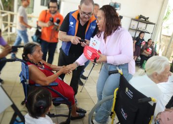 SMDIF , FUNDACIÓN MVS RADIO Y OXXO ENTREGAN 100 APARATOS AUDITIVOS EN LOS CABOS