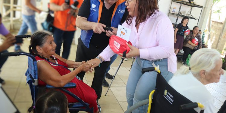 SMDIF , FUNDACIÓN MVS RADIO Y OXXO ENTREGAN 100 APARATOS AUDITIVOS EN LOS CABOS