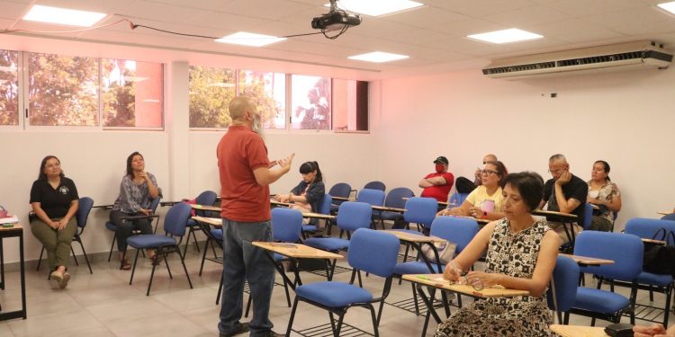 DOCENTES DE LENGUAS EXTRANJERAS EN LA UABCS SE CAPACITAN EN ESTRATEGIAS INNOVADORAS Y DINÁMICAS PARA EL AULA