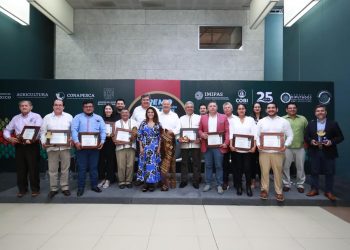 ENTREGA GOBERNADOR VÍCTOR CASTRO PREMIO NACIONAL DE PESCA Y ACUACULTURA SUSTENTABLES