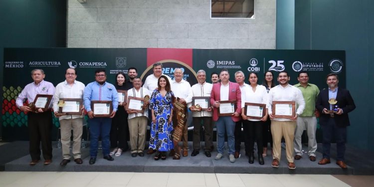 ENTREGA GOBERNADOR VÍCTOR CASTRO PREMIO NACIONAL DE PESCA Y ACUACULTURA SUSTENTABLES