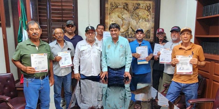 GOBIERNO DE LOS CABOS ENTREGA 8 APOYOS ECONÓMICOS EMERGENTES A PESCADORES