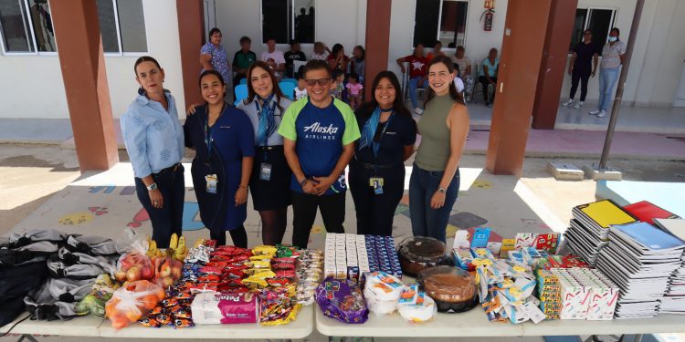 RECIBE LA CASA HOGAR “ UNA LUZ EN MI VIDA “ LA DONACIÓN DE ÚTILES ESCOLARES POR PARTE DEL PERSONAL DE ALASKA AIRLINES