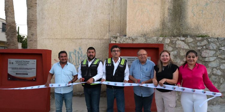 ALCALDE DE LOS CABOS OSCAR LEGGS CASTRO REALIZA LA ENTREGA FORMAL DE 3 CALLES PAVIMENTADAS EN CSL