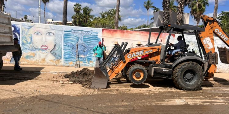 DIRECCIÓN DE ASEO Y LIMPIA ESTÁ LLEVANDO A CABO ACCIONES DE DESAZOLVE Y RETIRO DE ARENA EN DIVERSAS CALLES DEL MUNICIPIO.