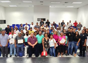 ENTREGAN DE MANERA SIMBÓLICA 694 CREDENCIALES A PERSONAS QUE VENDEN DIVERSOS PRODUCTOS ARTESANALES U OFRECEN SUS SERVICIOS DE MASAJE EN LAS PLAYAS DE LOS CABOS