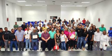 ENTREGAN DE MANERA SIMBÓLICA 694 CREDENCIALES A PERSONAS QUE VENDEN DIVERSOS PRODUCTOS ARTESANALES U OFRECEN SUS SERVICIOS DE MASAJE EN LAS PLAYAS DE LOS CABOS