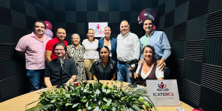 ENTREGA VMCC APOYOS DE AUTOEMPLEO Y EMPRENDIMIENTO EN LA PAZ