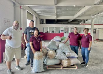 EN BENEFICIO A LA LUCHA CONTRA EL CÁNCER, PARTICIPA EL EQUIPO DE AGUA POTABLE EN LA RECOLECCIÓN Y ENTREGA DE TAPAS DE PLÁSTICO.