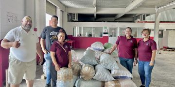 EN BENEFICIO A LA LUCHA CONTRA EL CÁNCER, PARTICIPA EL EQUIPO DE AGUA POTABLE EN LA RECOLECCIÓN Y ENTREGA DE TAPAS DE PLÁSTICO.