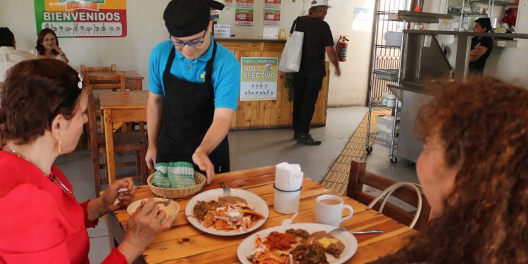 LLEVA VMCC ENERGÍA ELÉCTRICA CON EQUIPOS FOTOVOLTAICOS A FAMILIAS DE SAN JAVIER