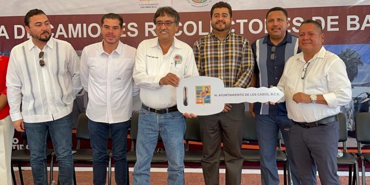 ENTREGA PRESIDENTE MUNICIPAL OSCAR LEGGS CASTRO 15 NUEVOS CAMIONES RECOLECTORES DE BASURA A SERVICIOS PÚBLICOS