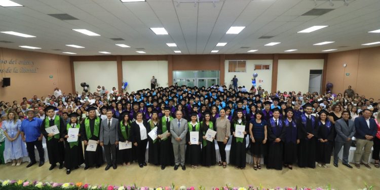 UABCS CELEBRA LA ENTREGA DE 418 DOCUMENTOS DE EGRESO EN NUEVA CEREMONIA DE GRADUACIÓN