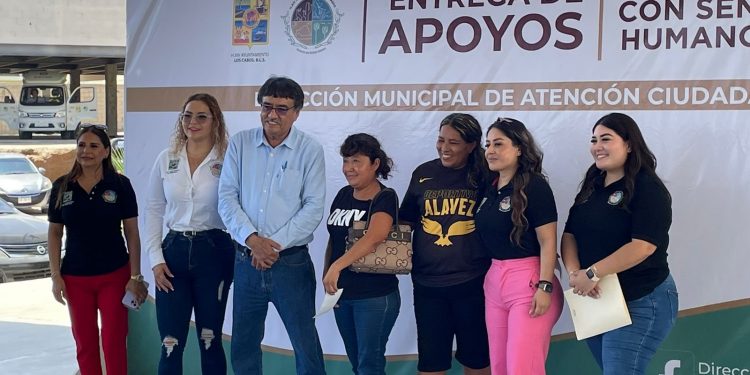 ALCALDE DE LOS CABOS OSCAR LEGGS CASTRO ENTREGÓ APOYOS ASISTENCIALES EN CSL