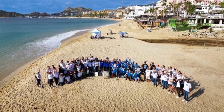 REALIZÓ ZOFEMAT LOS CABOS LIMPIEZA MASIVA DE PLAYAS