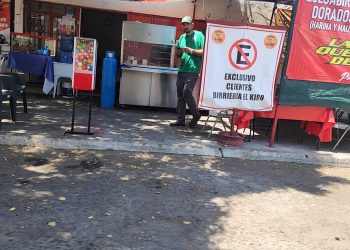 VENDEDORES DE ALIMENTOS EN LA VÍA PÚBLICA ACAPARAN ZONA DE ESTACIONAMIENTO VEHICULAR SIN AUTORIZACIÓN OFICIAL PARA SUS CLIENTES