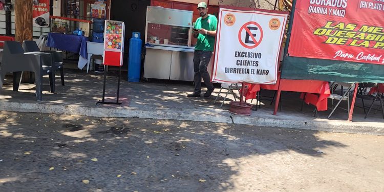 VENDEDORES DE ALIMENTOS EN LA VÍA PÚBLICA ACAPARAN ZONA DE ESTACIONAMIENTO VEHICULAR SIN AUTORIZACIÓN OFICIAL PARA SUS CLIENTES