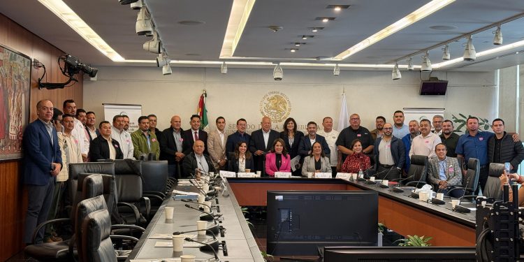 ORGANIZÓ EL SENADOR HOMERO DAVIS CASTRO UNA REUNIÓN EN EL SENADO CON LA FEDECOP Y CON MIEMBROS DE LAS COMISIONES DE PESCA Y HACIENDA DEL SENADO DE LA REPÚBLICA