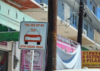 TAXISTAS UTILIZAN SEÑALAMIENTOS NO OFICIALES PARA SUS ESTACIONAMIENTOS EXCLUSIVOS EN EL CENTRO DE LA CIUDAD